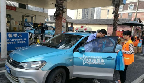 對車窗拋物說不!長沙環衛局免費發放2000個車載垃圾桶